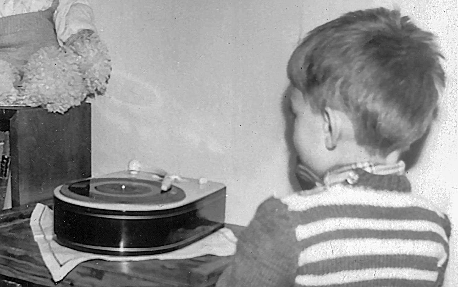 Arnfinn ved grammofonen, 3 år gammel.