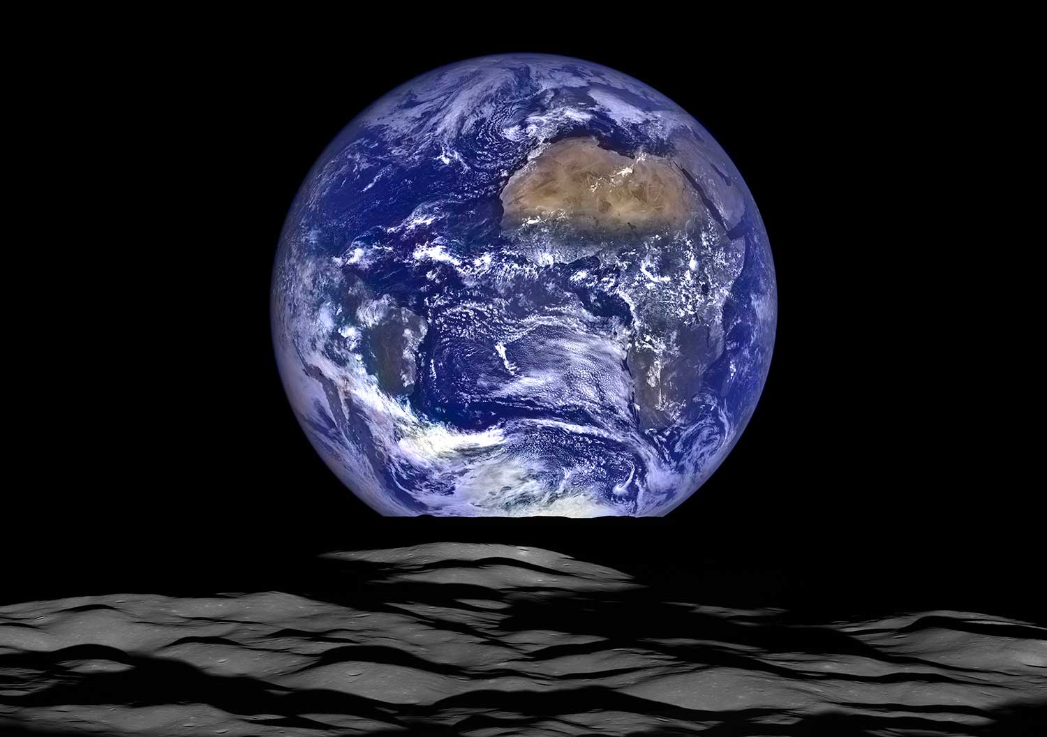 Jorda stiger opp over Månen, fotografert av Lunar Reconnaissance Orbiter i 2015