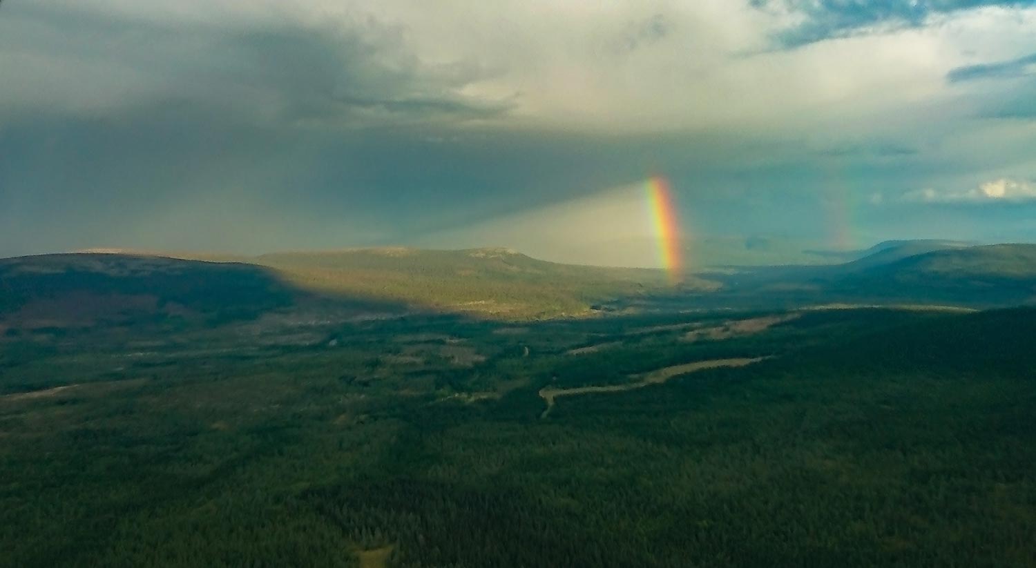 Innflyging til Ljørdalen, regnbue over Faksefjell.